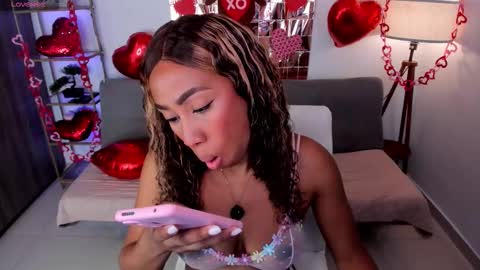 Snapshot of i_lulu chatting on February 18, 10:06 pm Lul online show from February 18, 10:06 pm