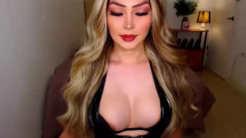 Snapshot of i_luv_2_fuck_you chatting on February 27, 5:07 am QUEEN SUSSIE BROWN online show from February 27, 5:07 am