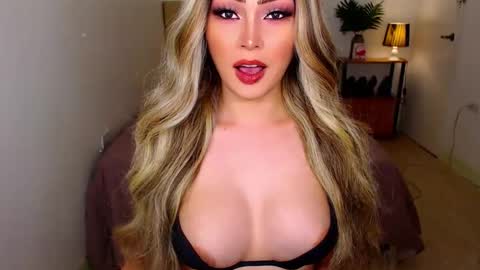 Snapshot of i_luv_2_fuck_you chatting on March 2, 3:52 am QUEEN SUSSIE BROWN online show from March 2, 3:52 am