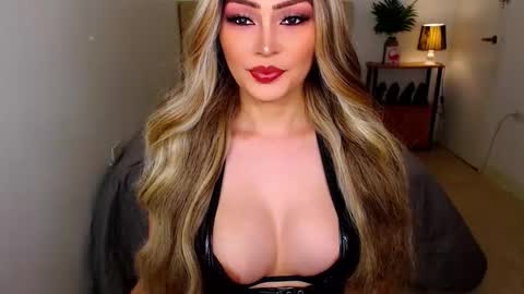 Snapshot of i_luv_2_fuck_you chatting on March 3, 7:36 am QUEEN SUSSIE BROWN online show from March 3, 7:36 am