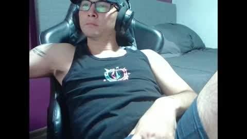 Snapshot of iam_beac chatting on April 4, 5:16 am Benja online show from April 4, 5:16 am