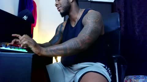 Snapshot of iam_hotbbc chatting on March 30, 1:06 am Mr H Independent model online show from March 30, 1:06 am