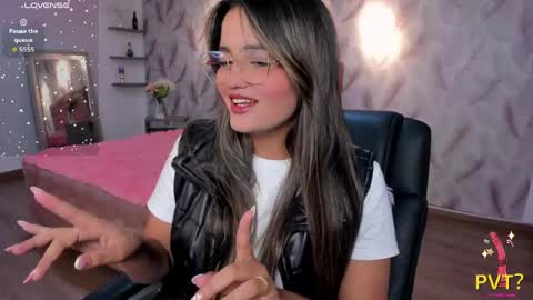 Snapshot of iam_lina chatting on April 1, 7:33 pm iam_lina online show from April 1, 7:33 pm