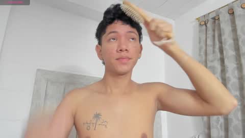 Snapshot of iamjulian_ chatting on December 20, 11:00 am Juliiiiian online show from December 20, 11:00 am