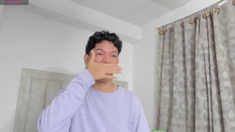 Snapshot of iamjulian_ chatting on December 22, 11:11 am Juliiiiian online show from December 22, 11:11 am