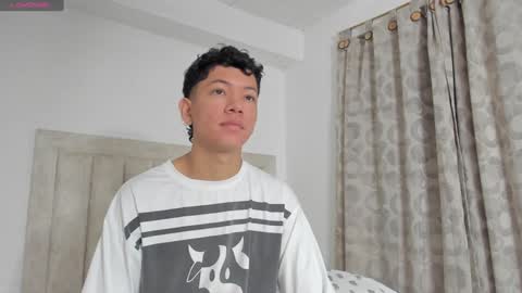 Snapshot of iamjulian_ chatting on December 28, 11:09 am Juliiiiian online show from December 28, 11:09 am