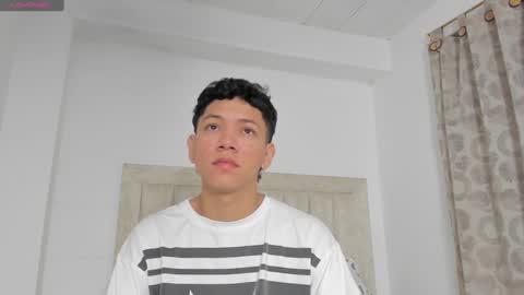 Snapshot of iamjulian_ chatting on December 29, 11:29 am Juliiiiian online show from December 29, 11:29 am