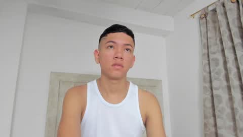 Snapshot of iamjulian_ chatting on January 6, 10:35 am Juliiiiian online show from January 6, 10:35 am