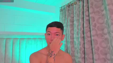 Snapshot of iamjulian_ chatting on January 15, 11:00 am Juliiiiian online show from January 15, 11:00 am