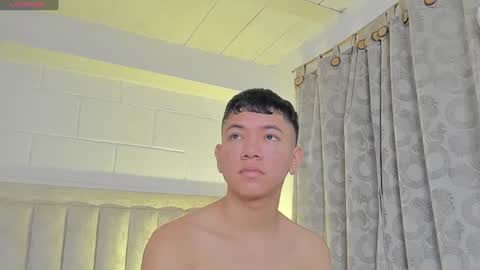 Snapshot of iamjulian_ chatting on January 28, 11:17 am Juliiiiian online show from January 28, 11:17 am