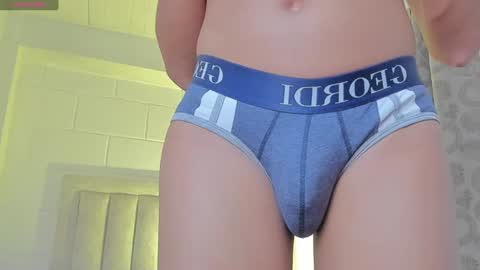 Snapshot of iamjulian_ chatting on January 31, 5:42 pm Juliiiiian online show from January 31, 5:42 pm