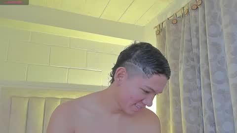 Snapshot of iamjulian_ chatting on February 6, 11:10 am Juliiiiian online show from February 6, 11:10 am