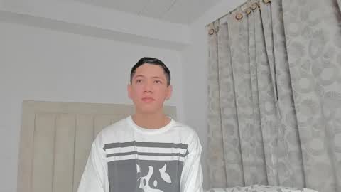 Snapshot of iamjulian_ chatting on February 13, 11:17 am Juliiiiian online show from February 13, 11:17 am