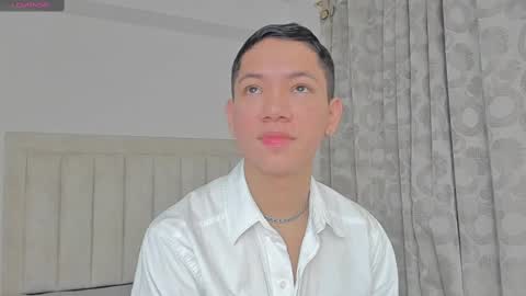 Snapshot of iamjulian_ chatting on February 14, 11:21 am Juliiiiian online show from February 14, 11:21 am