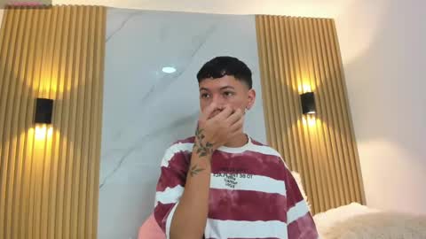 Snapshot of iamjulian_ chatting on February 18, 11:22 am Juliiiiian online show from February 18, 11:22 am