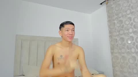 Snapshot of iamjulian_ chatting on February 25, 10:47 am Juliiiiian online show from February 25, 10:47 am