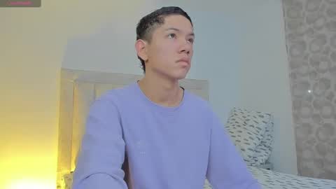 Snapshot of iamjulian_ chatting on March 6, 10:41 am Juliiiiian online show from March 6, 10:41 am