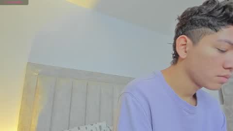 Snapshot of iamjulian_ chatting on March 12, 10:37 am Juliiiiian online show from March 12, 10:37 am