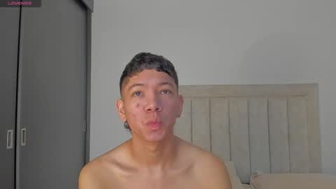 Snapshot of iamjulian_ chatting on October 10, 11:53 am Juliiiiian online show from October 10, 11:53 am