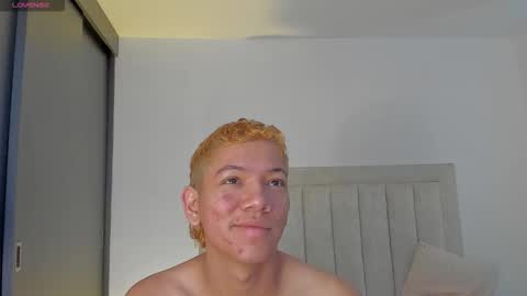 Snapshot of iamjulian_ chatting on October 21, 12:17 pm Juliiiiian online show from October 21, 12:17 pm