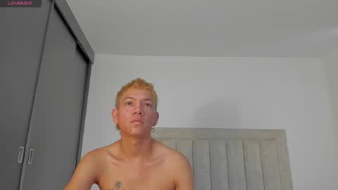 Snapshot of iamjulian_ chatting on October 22, 11:43 am Juliiiiian online show from October 22, 11:43 am