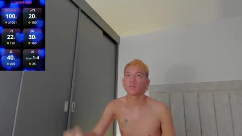 Snapshot of iamjulian_ chatting on October 31, 11:44 am Juliiiiian online show from October 31, 11:44 am