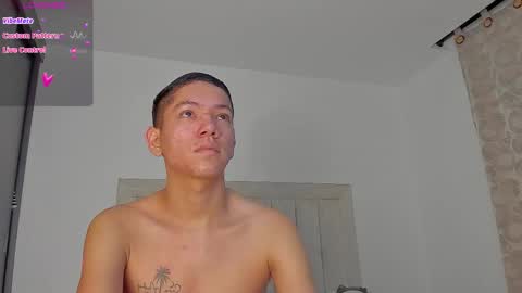 Snapshot of iamjulian_ chatting on February 19, 10:55 am Juliiiiian online show from February 19, 10:55 am