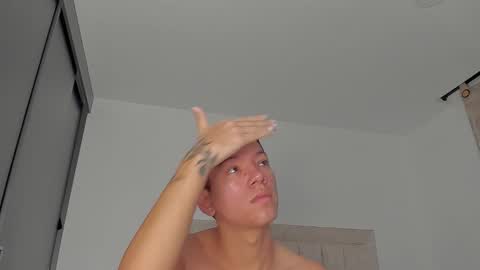 Snapshot of iamjulian_ chatting on March 14, 10:10 am Juliiiiian online show from March 14, 10:10 am