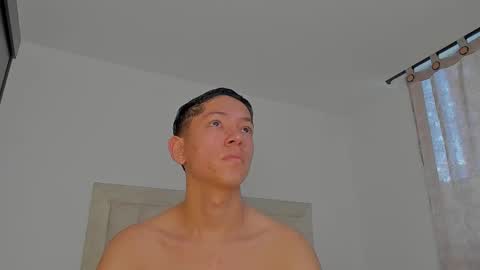 Snapshot of iamjulian_ chatting on March 29, 11:32 am Juliiiiian online show from March 29, 11:32 am