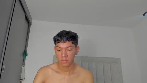 Snapshot of iamjulian_ chatting on April 1, 11:33 am Juliiiiian online show from April 1, 11:33 am