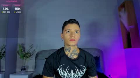 Snapshot of ian_castillo_ chatting on June 23, 11:19 am IAN CASTILLO online show from June 23, 11:19 am