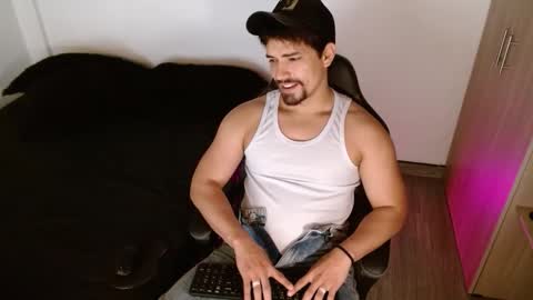 Snapshot of ian_davis chatting on November 18, 4:11 pm Ian Davis online show from November 18, 4:11 pm