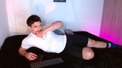 Snapshot of ian_davis chatting on December 1, 8:58 pm Ian Davis online show from December 1, 8:58 pm