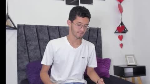 Snapshot of ian_thompsoncut chatting on October 1, 12:44 pm Ian Thompson online show from October 1, 12:44 pm