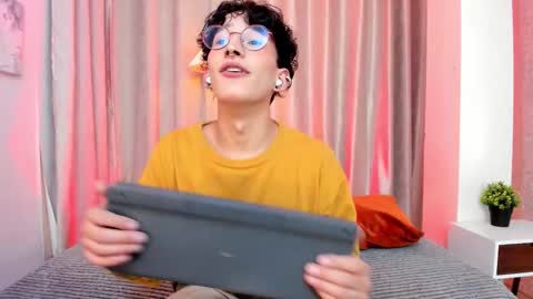 Snapshot of iangel_ chatting on March 4, 3:23 am ian online show from March 4, 3:23 am