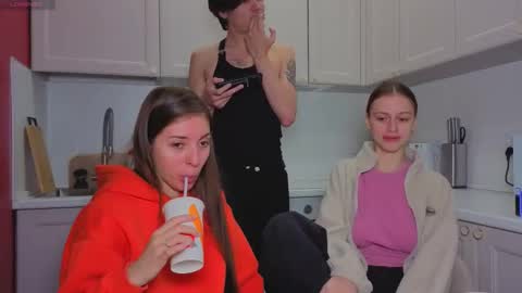 Julia and Mira online show from December 1, 9:14 am