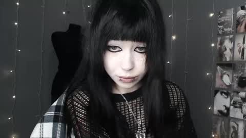 iiiiiiis online show from May 11, 12:49 am