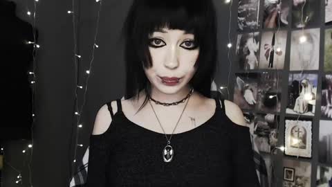 iiiiiiis online show from May 15, 9:05 am