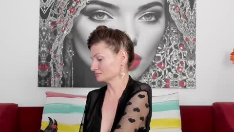 Snapshot of illegalbeauty87 chatting on November 4, 11:31 am Ingrid or more easier...Miss GoDDess Mistress online show from November 4, 11:31 am