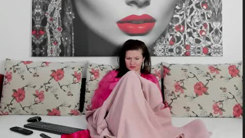 Snapshot of illegalbeauty87 chatting on February 26, 1:26 am Ingrid or more easier...Miss GoDDess Mistress online show from February 26, 1:26 am