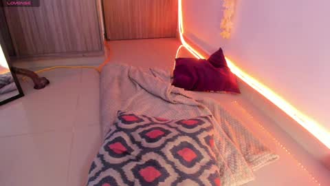 Snapshot of immia_rosse chatting on December 11, 1:26 am mia --------- COL TIME online show from December 11, 1:26 am