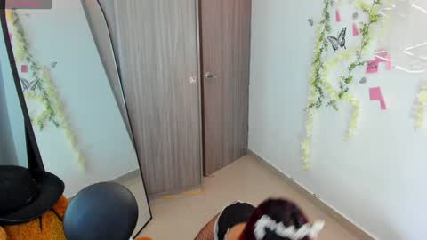 Snapshot of immia_rosse chatting on December 12, 10:42 pm mia --------- COL TIME online show from December 12, 10:42 pm