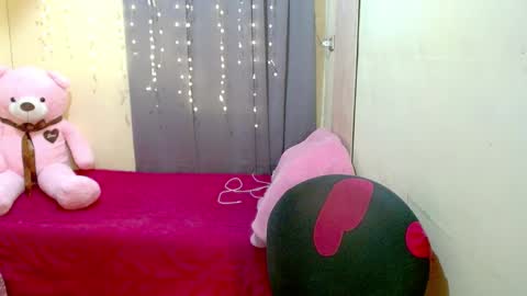 Snapshot of indaypakay_ts chatting on February 7, 2:19 am Pakay online show from February 7, 2:19 am