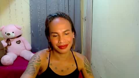 Snapshot of indaypakay_ts chatting on March 5, 5:18 am Pakay online show from March 5, 5:18 am