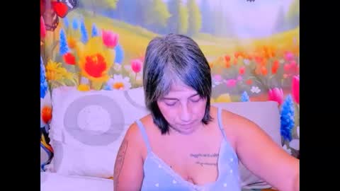 indianroxy27 online show from April 12, 1:21 am