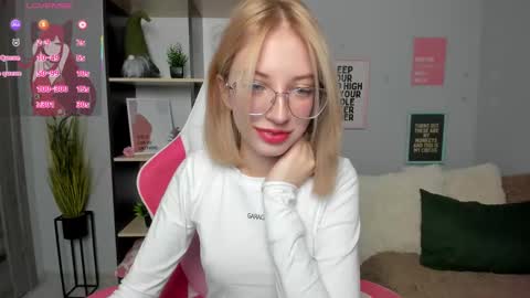 Snapshot of inferno_mia chatting on November 19, 3:34 pm Mia online show from November 19, 3:34 pm