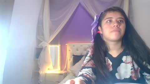 Snapshot of ingrid_casas chatting on December 19, 5:40 pm Ingrid petite online show from December 19, 5:40 pm