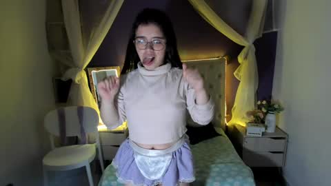 Snapshot of ingrid_casas chatting on December 21, 8:00 pm Ingrid petite online show from December 21, 8:00 pm