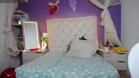 Snapshot of ingrid_casas chatting on March 3, 2:15 am Ingrid petite online show from March 3, 2:15 am
