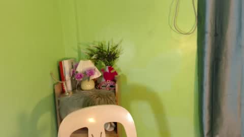 Snapshot of innocent_reign69 chatting on February 22, 4:29 am Reign online show from February 22, 4:29 am